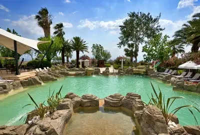 Richmond Pamukkale Thermal Hotel – termal havuz ve Hierapolis manzarası